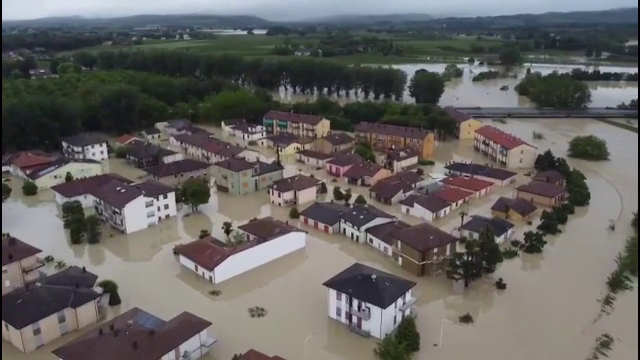 Italia este devastată de inundații. Vocile oamenilor prinși în casele inundate s-au auzit toată noaptea strigând după ajutor