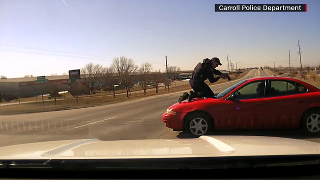 Momentul în care un polițist este luat pe capotă de un bărbat, care avea pe numele său un mandat de arestare | VIDEO