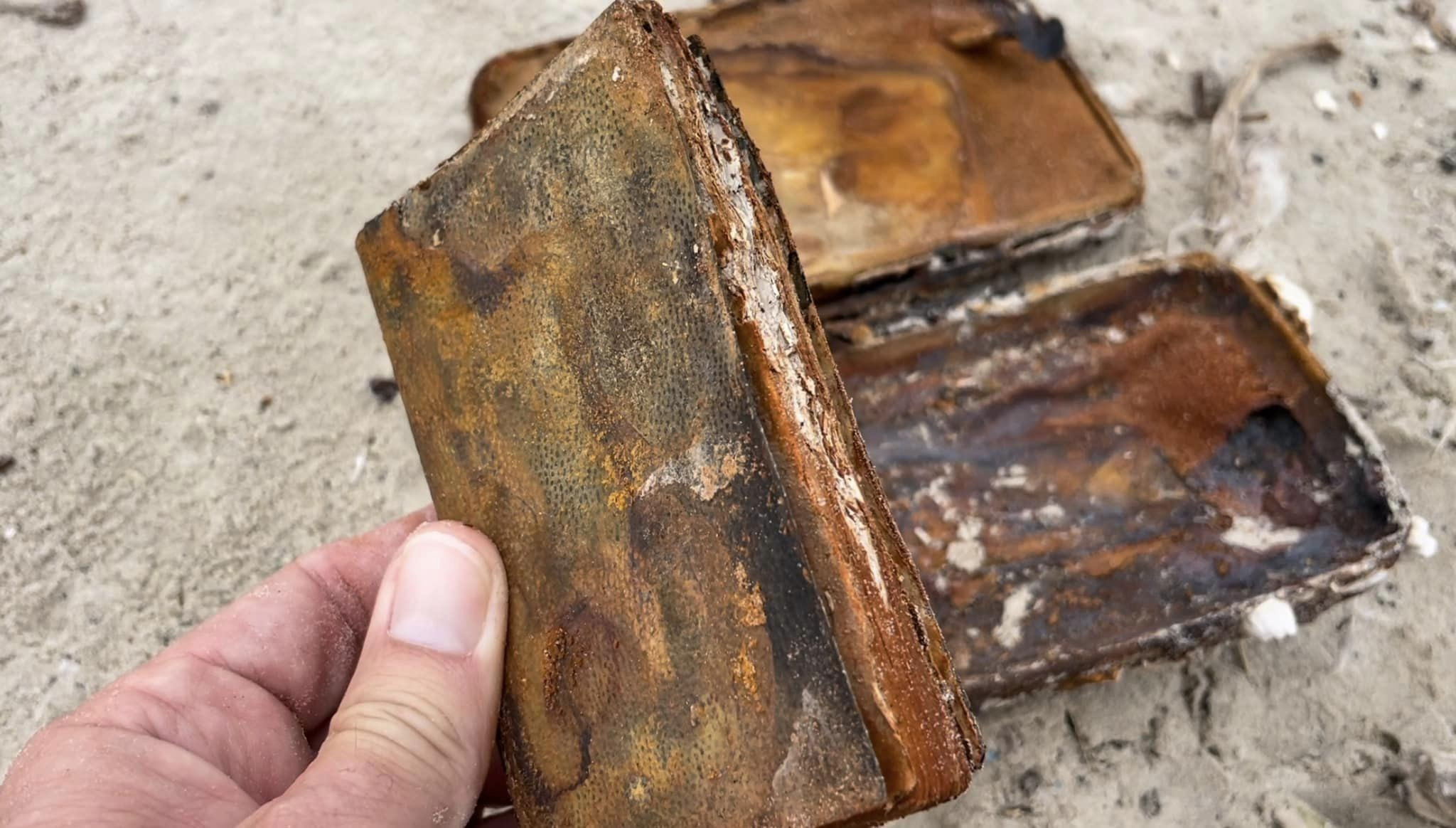 Misterul păpușilor dezmembrate și cu ochii scoși aduse de valuri pe o plajă din Texas | GALERIE FOTO