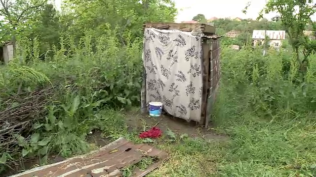 Din ce cauză a murit bebelușul de 7 luni al fetei de 15 ani, care l-a aruncat după un WC, în Dolj. Îl dăduse dispărut