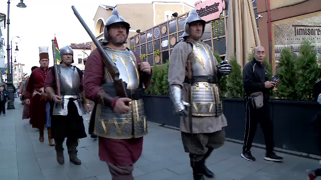 Cea mai mare paradă medievală din România, organizată pe străzile din Craiova. Zeci de artiști au defilat în costume inedite