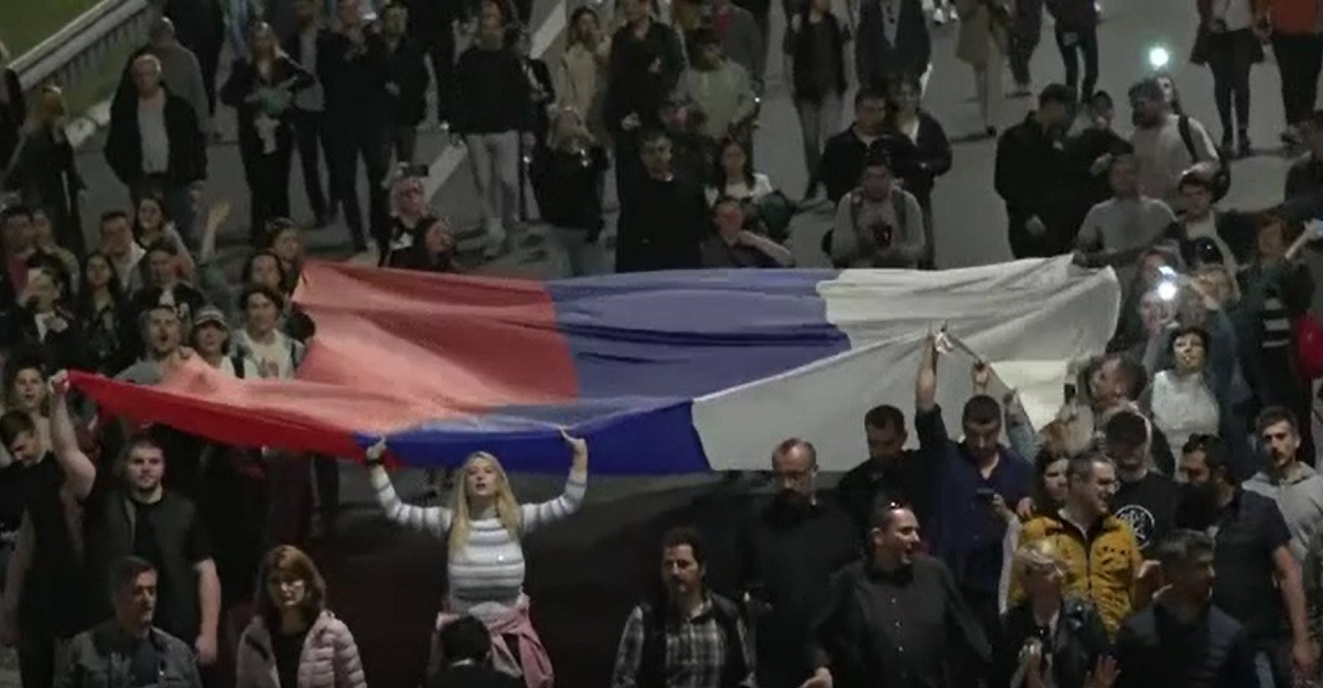 Noi proteste în Belgrad. Zeci de mii de persoane au ieșit din nou în stradă, în urma crimelor în masă care au zguduit Serbia