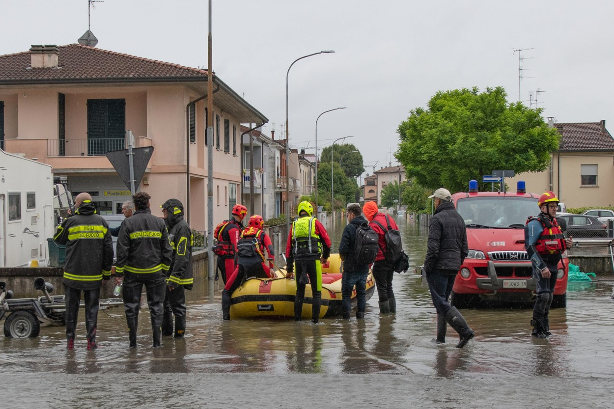 Bilanțul victimelor după inundațiile catastrofale din Italia, în creștere. Salvatorii încearcă să ajungă la zeci de sate