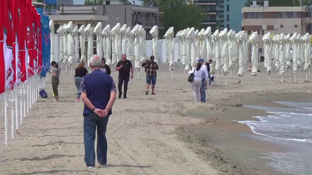 Românii au ieșit la o plimbare relaxantă pe litoralul Mării Negre. „Când mai iese soarele este plăcut”