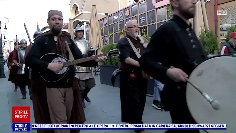 Cea mai mare paradă medievală din România, organizată pe străzile din Craiova. Zeci de artiști au defilat în costume inedite