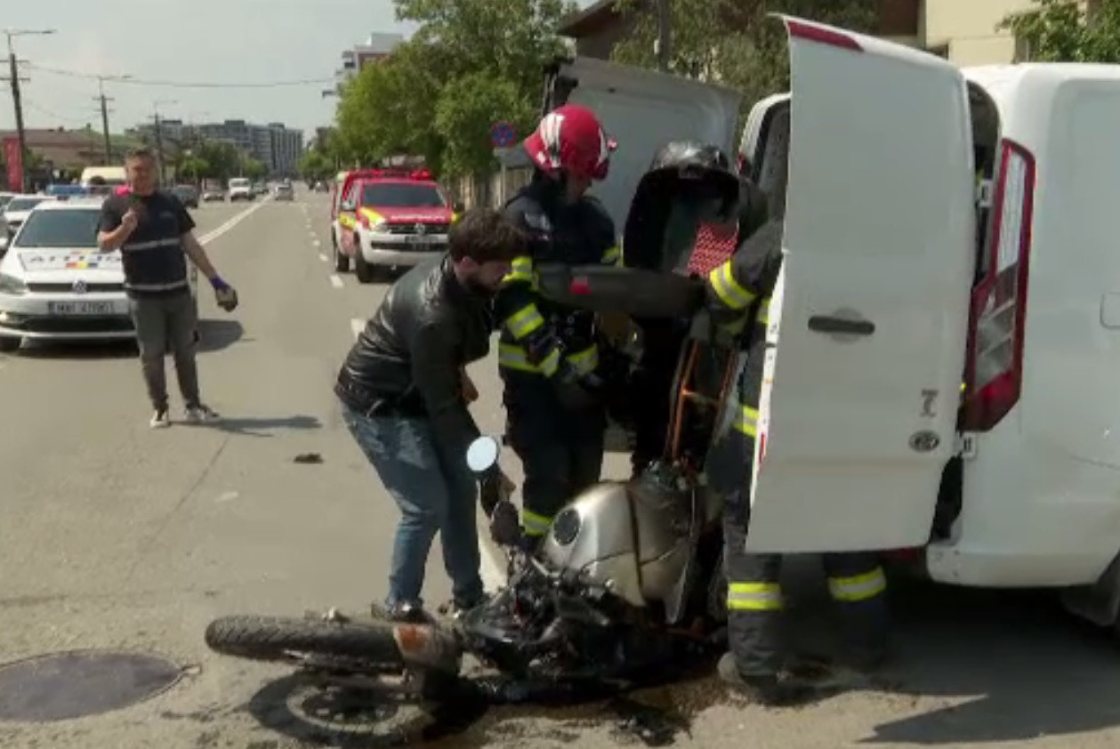 „Numai picioarele și le mișca, mâinile nu”. Motociclist francez, grav rănit după un impact cu o mașină în Cluj-Napoca
