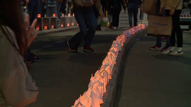 Mii de lumânări aprinse au umplut Calea Victoriei. Bucureștenii sunt așteptați la Festivalul Luminii de pe „Calea gulguțelor”