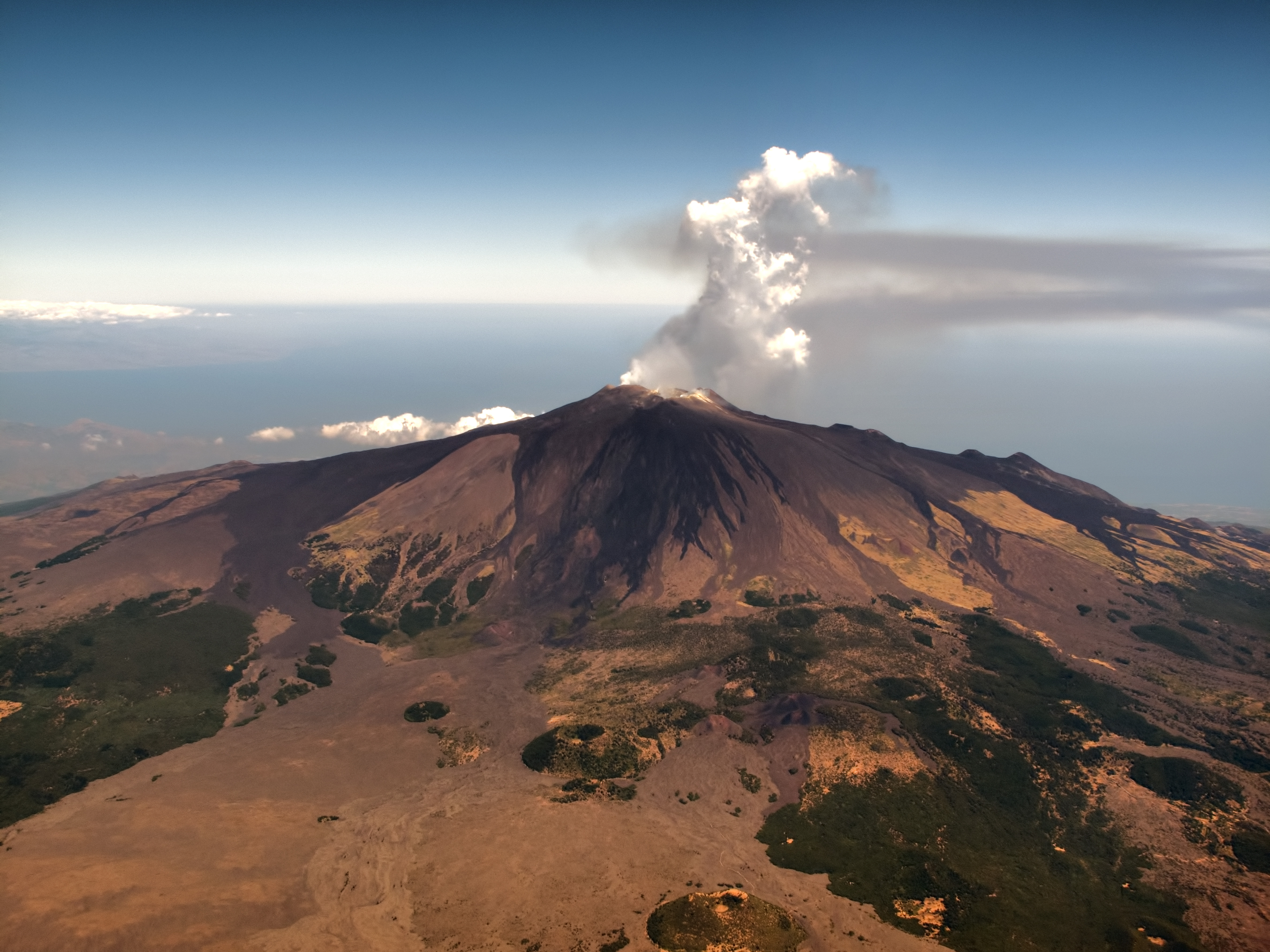 Vulcanul Etna din Sicilia a erupt. A fost ridicat nivelul de alertă