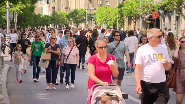 Bucureștenii s-au bucurat de ”cel mai cuminte festival”. Plimbare pe Calea Victoriei, fără mașini: ”E foarte plăcut”