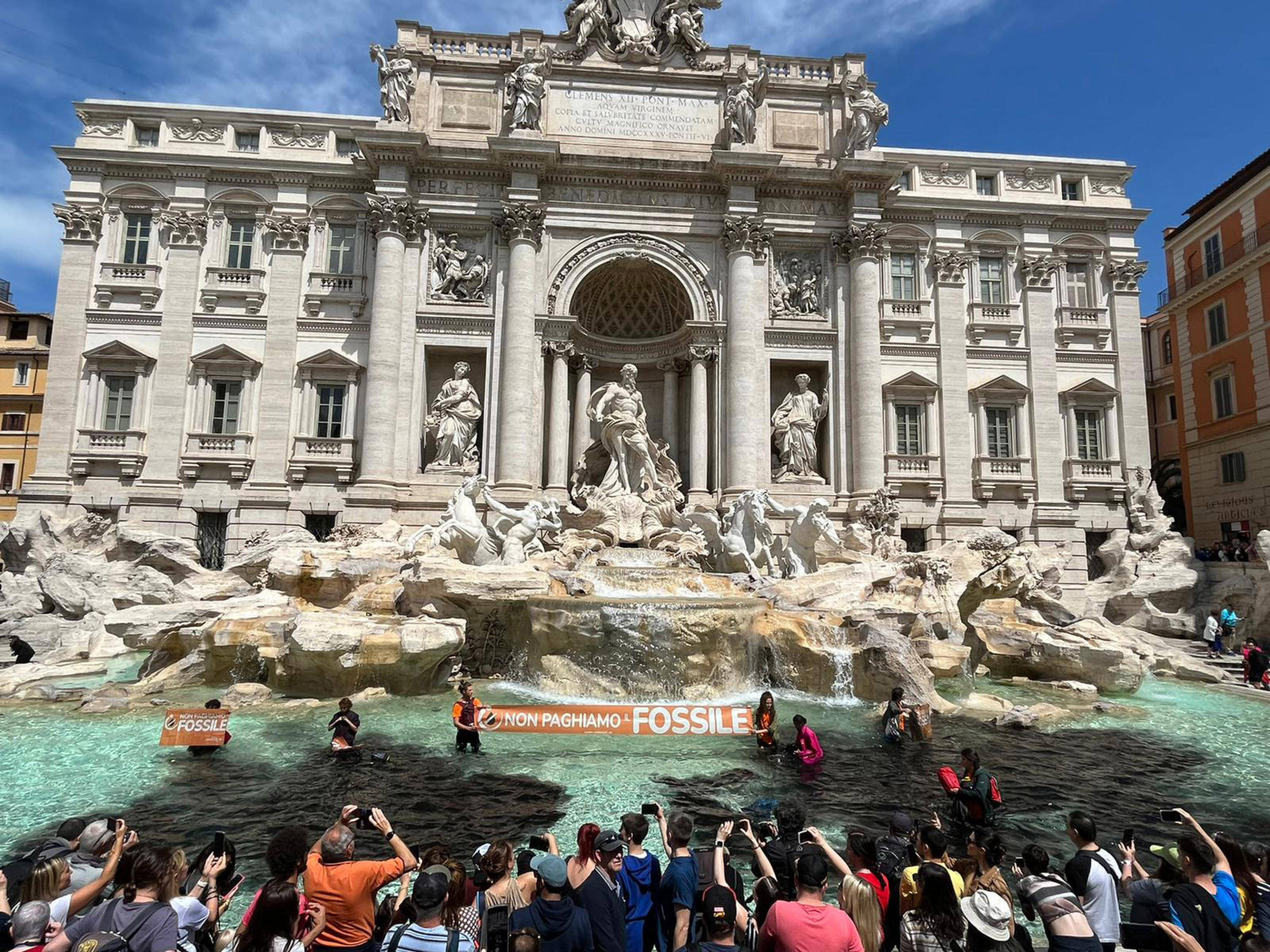 Apa din Fontana di Trevi a devenit neagră. Ce s-a întâmplat