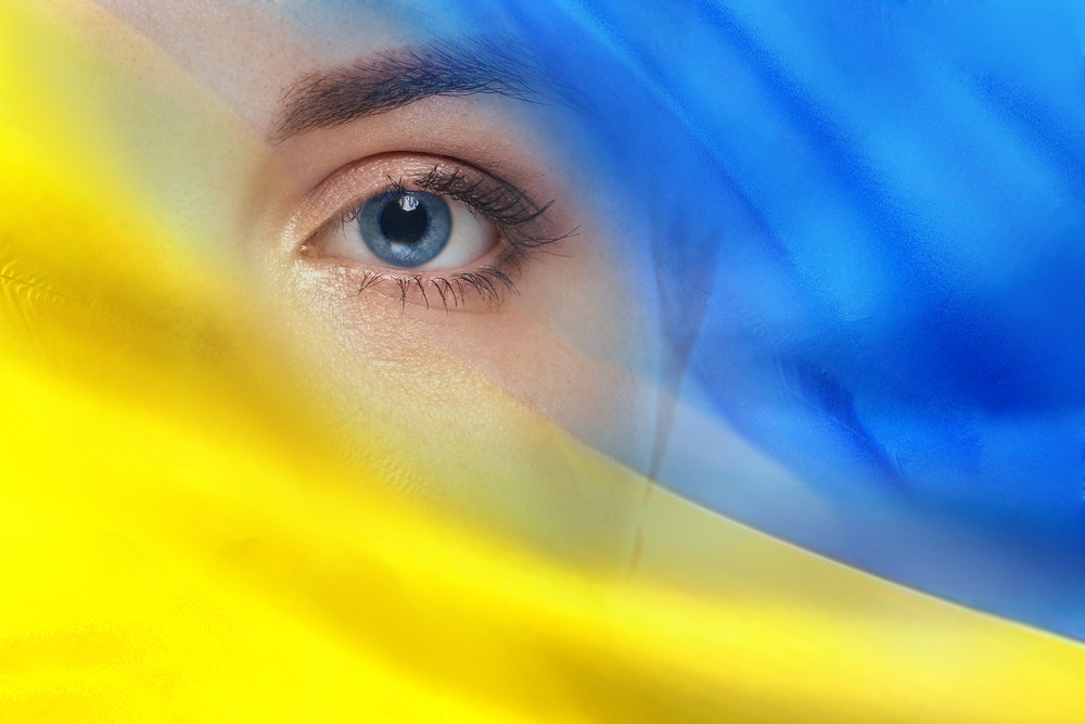 O femeie îmbrăcată în culorile Ucrainei s-a acoperit cu sânge fals pe covorul roşu al festivalului de la Cannes | FOTO