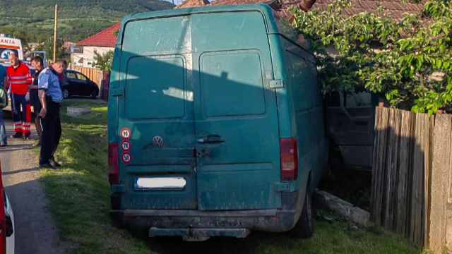 Un tânăr de 25 de ani, băut, a intrat cu duba în pereții unei case din Cluj. A rămas fără permisul de conducere