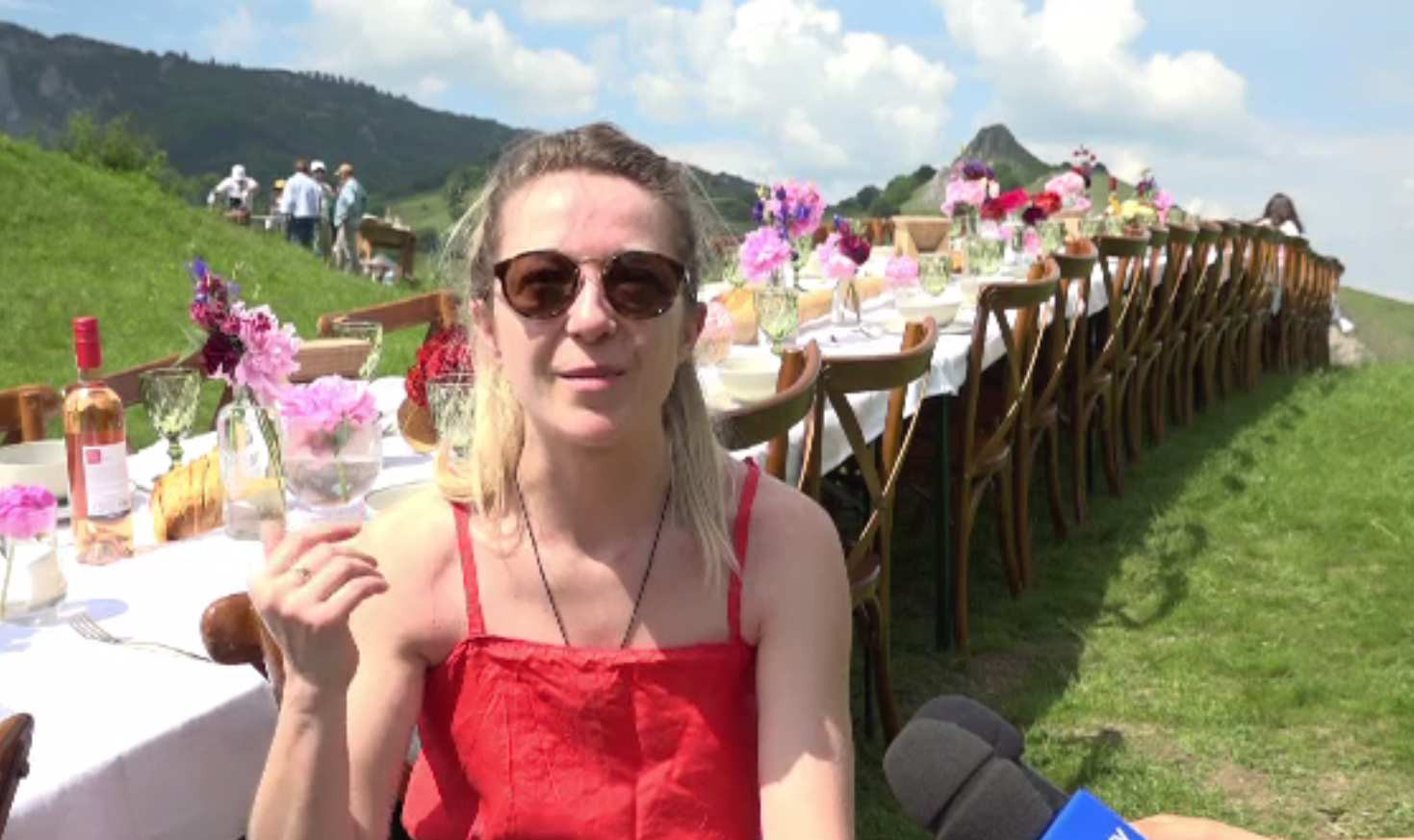 Masă întinsă cu bunătăți și o fanfară în vârf de munte. Ce s-a întâmplat la Cetatea Trascăului, din Alba