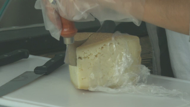 Brânza de oaie este tot mai căutată de clienții români. Cât a ajuns să coste un kilogram
