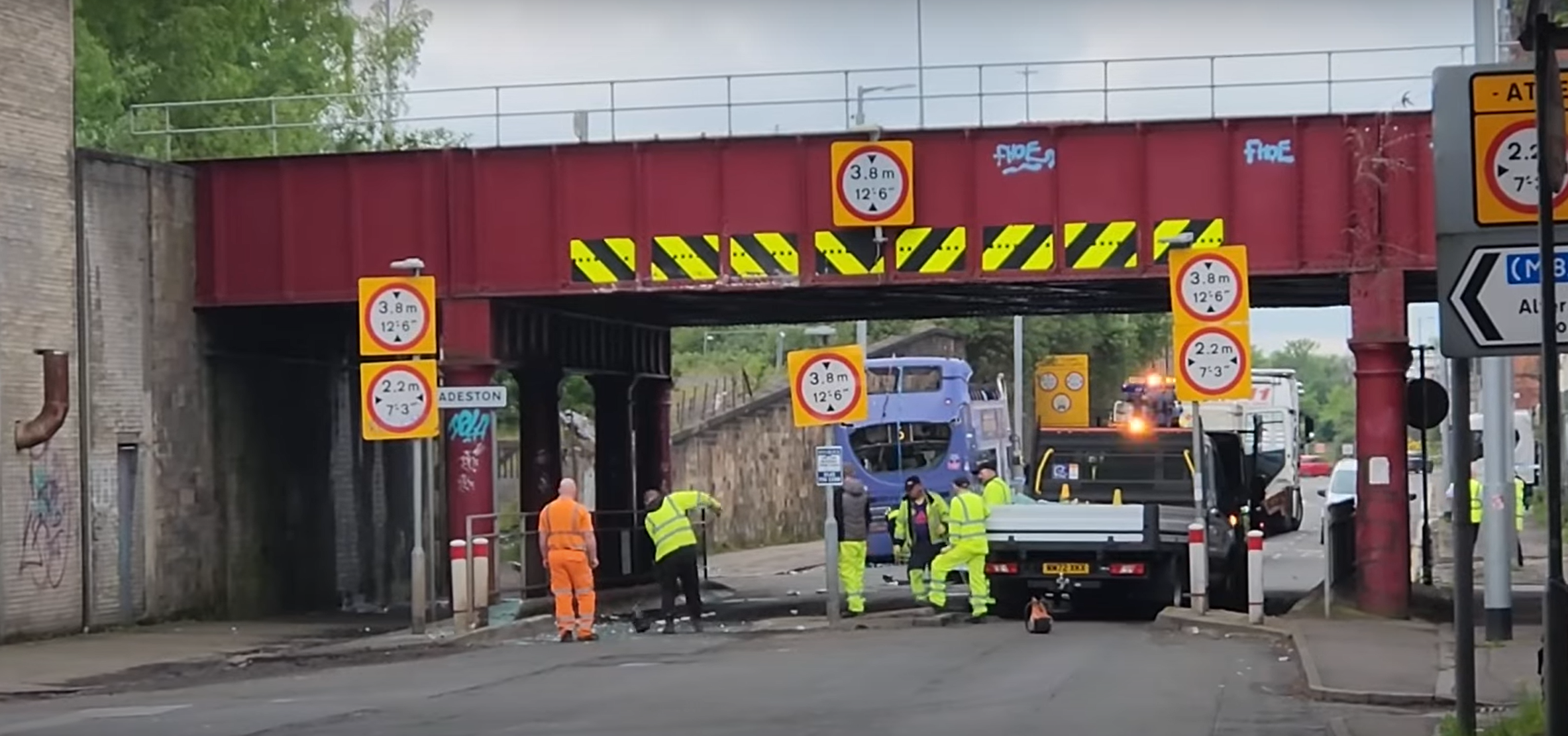 Accident înfiorător. Zece persoane, de urgență la spital după ce autobuzul în care se aflau s-a izbit violent de un pod