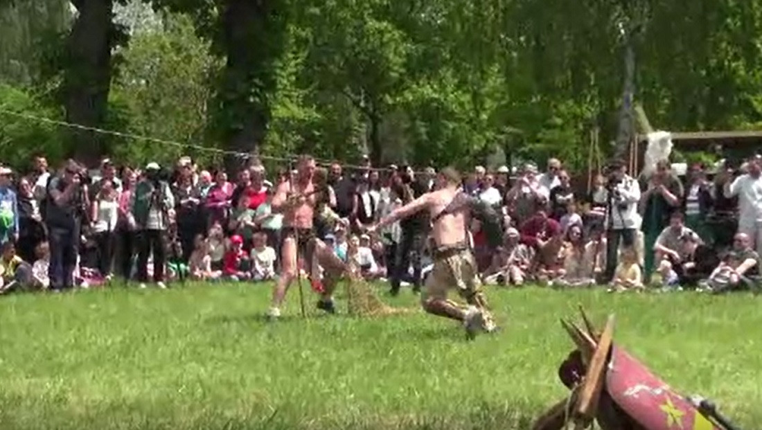 Dacii și romanii, "război" în Moldova. Parcul din Târgu Ocna a fost scena unor "lupte" aprige