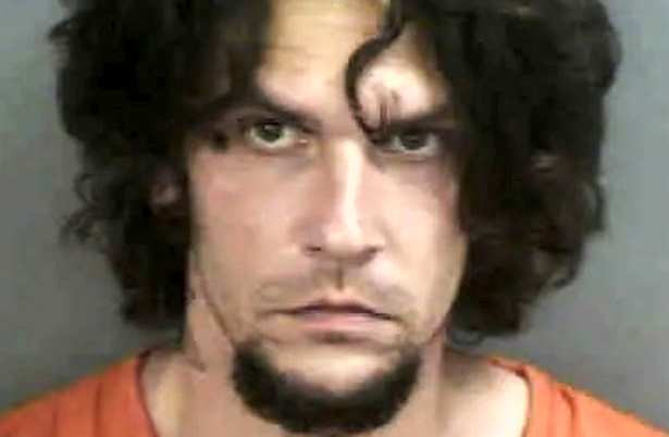 Un individ și-a ucis bunica cu ciocanul iar apoi a chemat menajera să scape de cadavru. Ce a mai găsit poliția în casa ororii