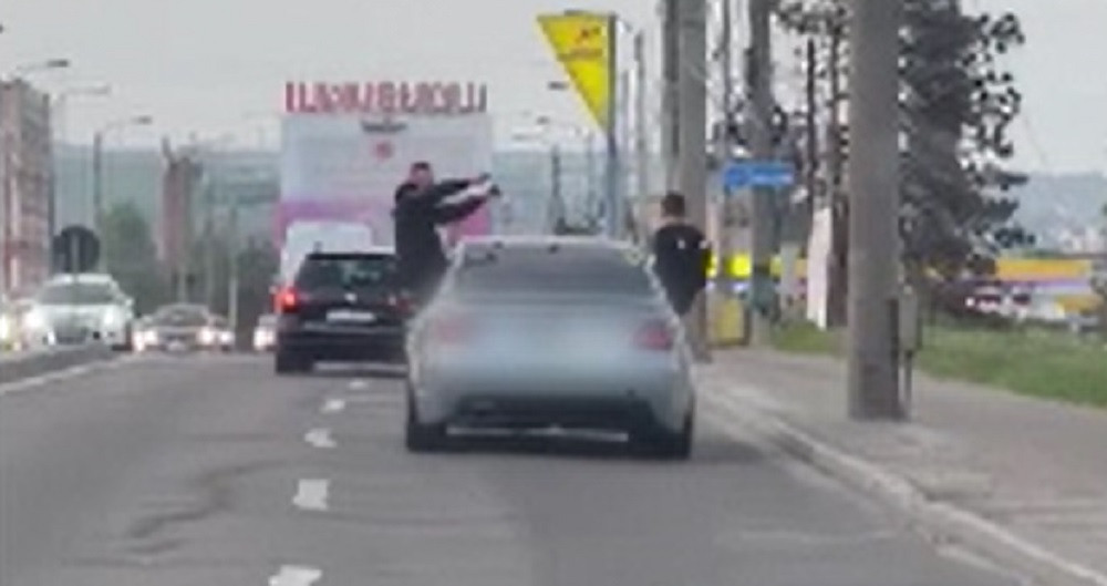 Doi tineri s-au dat în spectacol pe portierele unei mașini aflate în mers. La volan se afla o fată cu permis de câteva zile