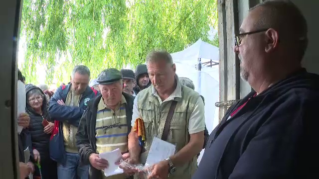 Sute de persoane cu handicap au făcut noapte albă pentru un pachet de la Uniunea Europeană. Ajutoarele nu au fost suficiente