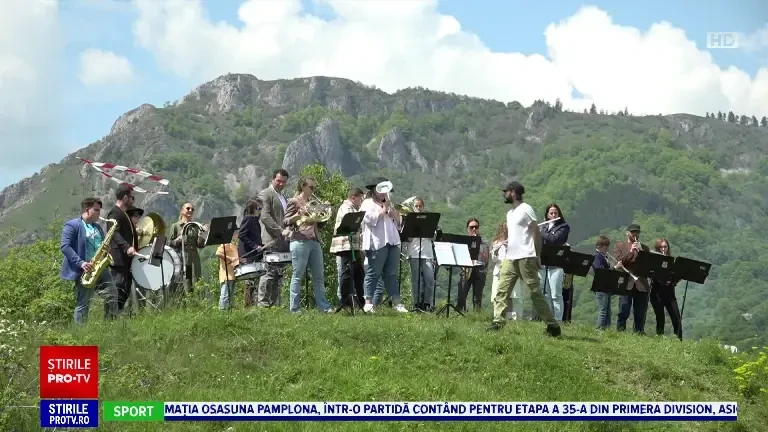 Masă întinsă cu bunătăți și o fanfară în vârf de munte. Ce s-a întâmplat la Cetatea Trăscăului, din Alba