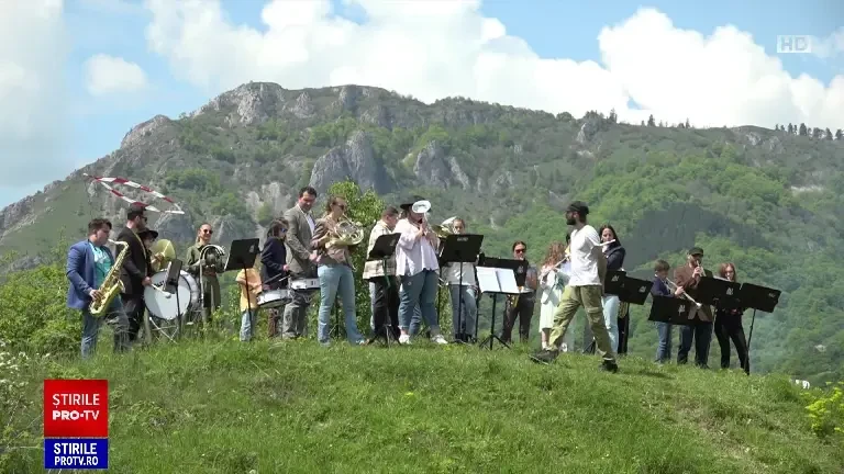 Masă întinsă cu bunătăți și o fanfară în vârf de munte. Ce s-a întâmplat la Cetatea Trascăului, din Alba