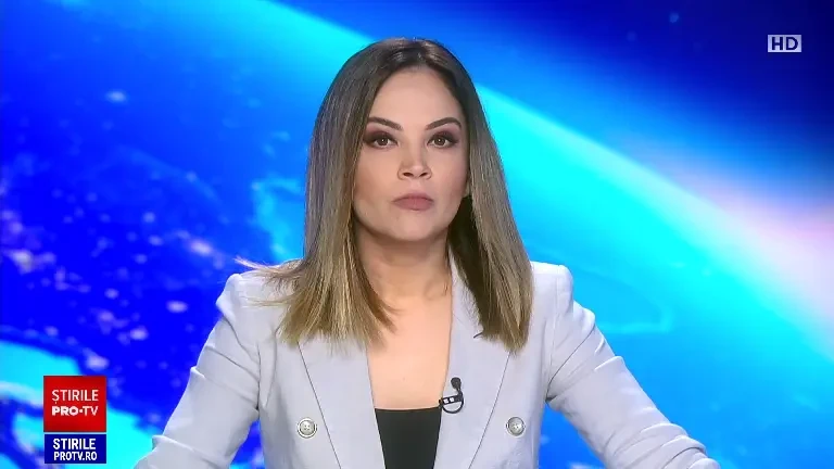 O femeie îmbrăcată în culorile Ucrainei s-a acoperit cu sânge fals pe covorul roşu al festivalului de la Cannes | FOTO