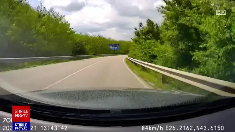 „Bine că nu am oprit”. Mărturia româncei care s-a trezit un un bărbat îmbrăcat sumar pe capota mașinii, în Bulgaria