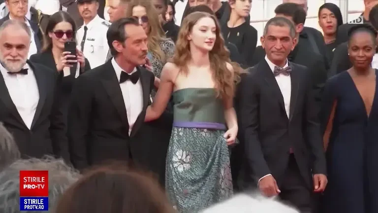 Festivalul de Film de la Cannes. Ce ținuțe au purtat actorii Jennifer Lawrence și Jude Law pe covorul roșu | GALERIE FOTO