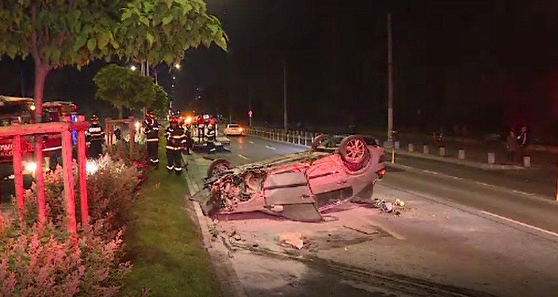 "Era cu roțile în sus". Accidente în serie în București, cu stâlpi puși la pământ și mașini răsturnate
