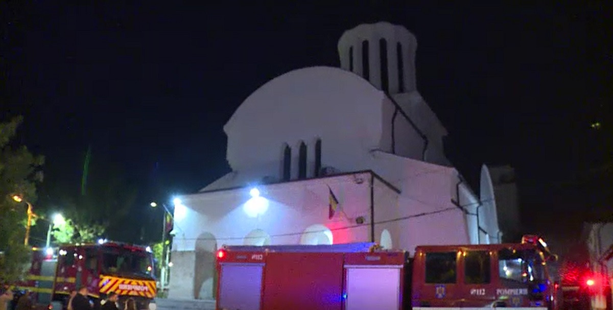 Altar în flăcări la o biserică din București. Opt autospeciale de stingere și o ambulanță SMURD, trimise la fața locului