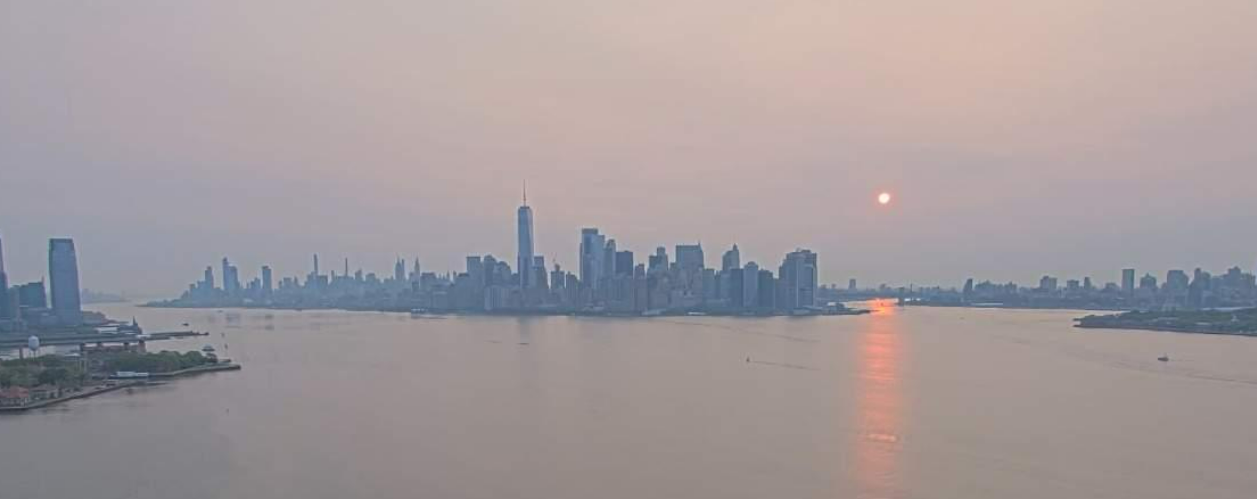 Fenomen straniu: Locul în care de câteva zile soarele este roșu sângeriu. „Rămâneți în casă" | FOTO&VIDEO