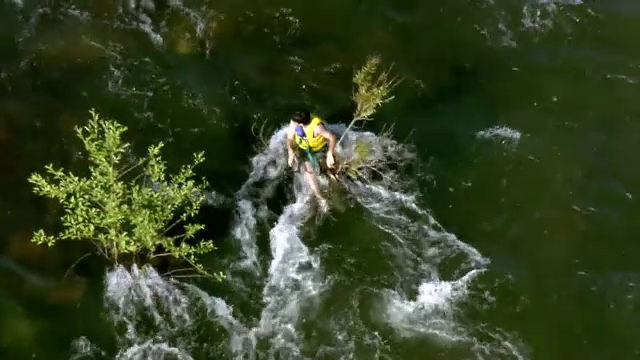 Momentul în care un tânăr este răsturnat din barcă de un curent puternic | VIDEO