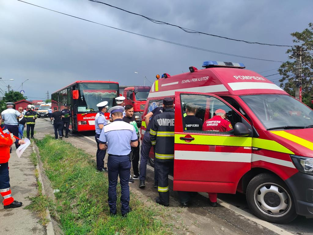 Accident pe DN1 între un TIR și un autobuz cu 11 persoane: 4 pasageri au fost răniți