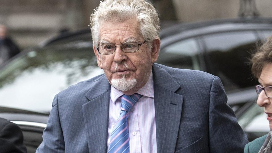 Prezentatorul TV Rolf Harris, fost star al BBC, condamnat pentru pedofilie, a murit la 93 de ani