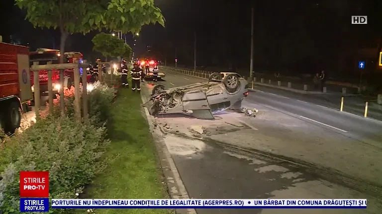 "Era cu roțile în sus". Accidente în serie în București, cu stâlpi puși la pământ și mașini răsturnate
