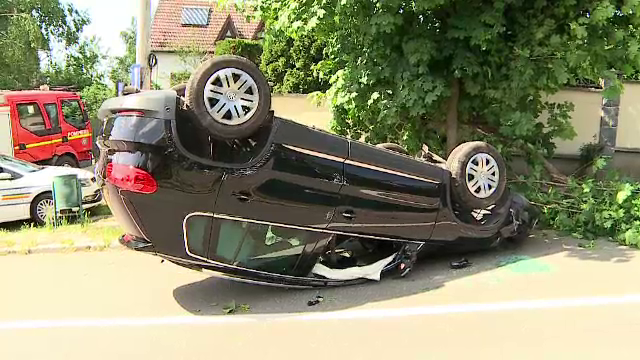 O femeie de 34 de ani a pierdut controlul mașinii și s-a izbit de un copac, în Târgu Mureș