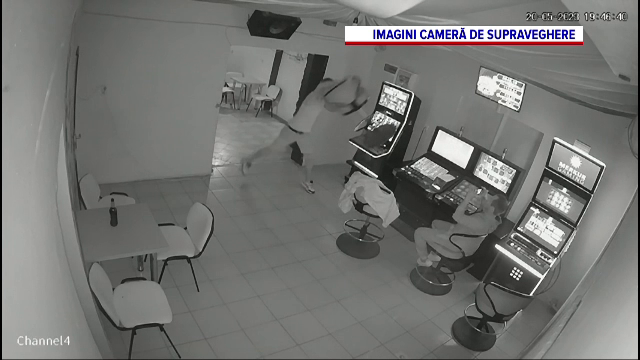 Un tânăr a distrus o sală de jocuri e noroc, furios că prietenul său a pierdut banii la păcănele