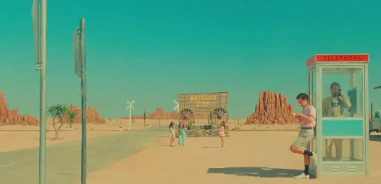 „Asteroid City" a avut premiera la Cannes. Este un omagiu adus SF-urilor clasice