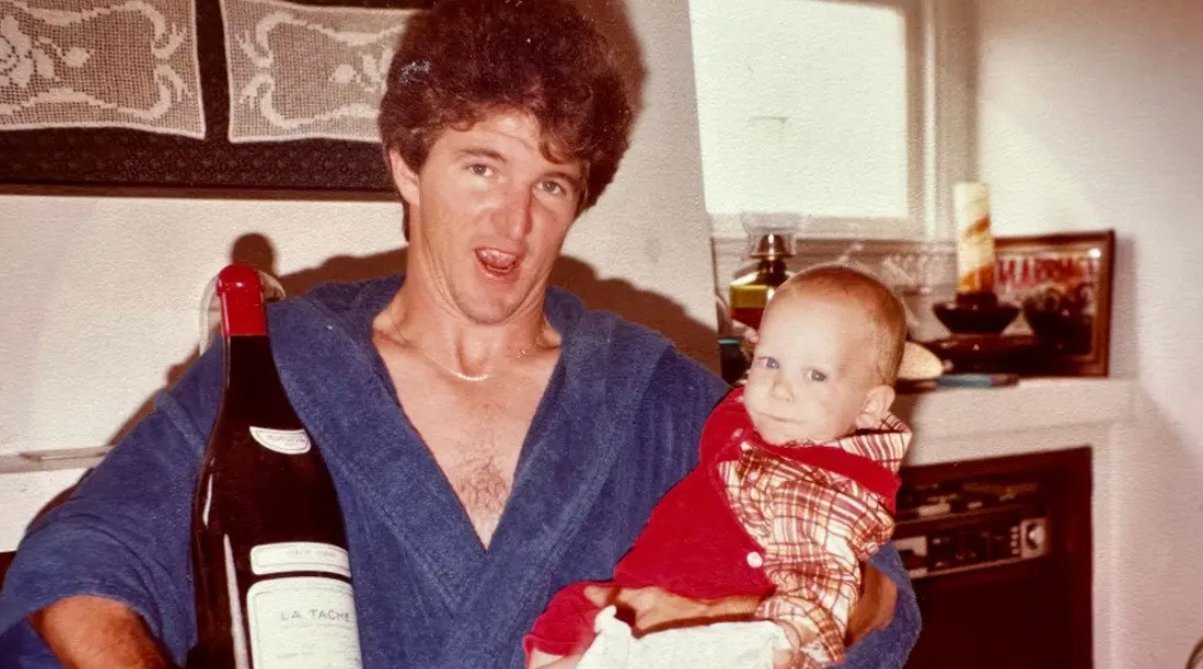 Un bărbat din SUA a vândut cu peste 100.000 de dolari o sticlă de vin pe care a uitat-o peste 50 de ani în beciul casei