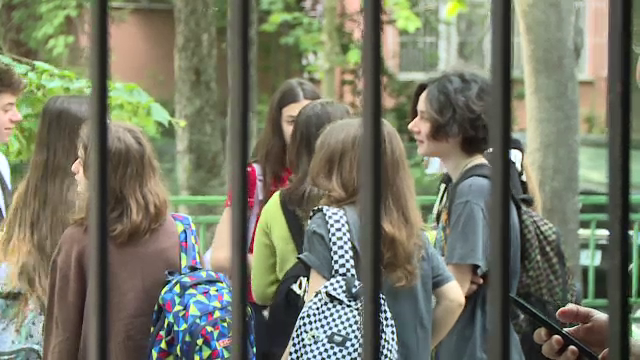 Ministerul Educației revine în problema burselor „de merit” acordate pentru medii sub 5. Obligația inspectoratelor