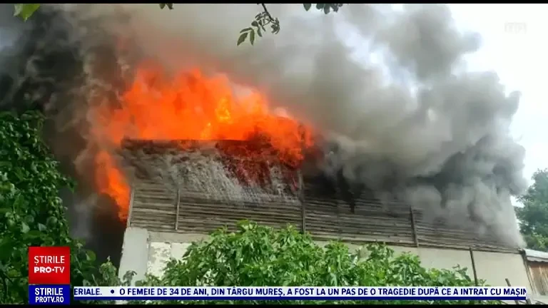 Incendiu violent într-un cartier din Buzău. O casă și mai multe anexe au fost distruse de flăcări