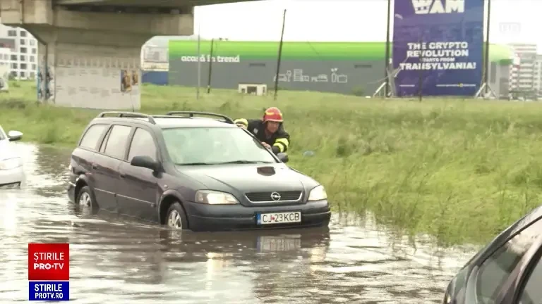 O ploaie torențială a transformat Cluj-Napoca în ”mica Veneție”. Oamenii au rămas blocați în mașini: ”Am scos apa cu paharul”