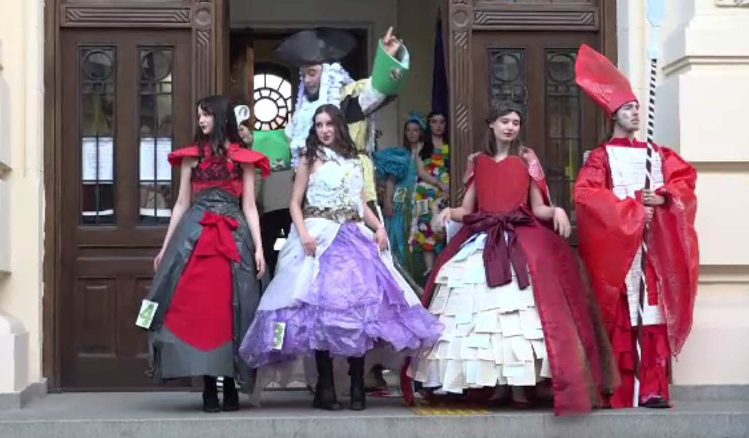 Paradă de modă inedită la Cetatea Alba Carolina. Liceeni au prezentat costume „eco”