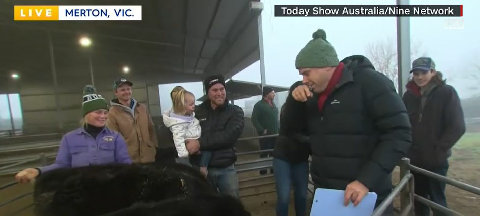 Moment hilar la o televiziune. Gestul făcut de un reporter în timpul unei transmisiuni în direct