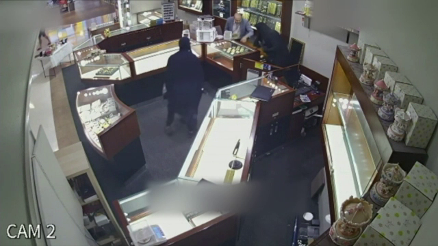 Au prădat un magazin de bijuterii îmbrăcați în burka. De ce au renunțat suspecții să ia toate bijuteriile