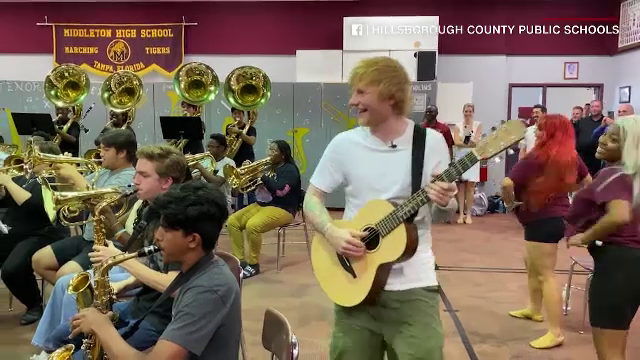 Surpriza pe care le-a făcut-o Ed Sheeran unor elevi care cântau o piesă de-a lui