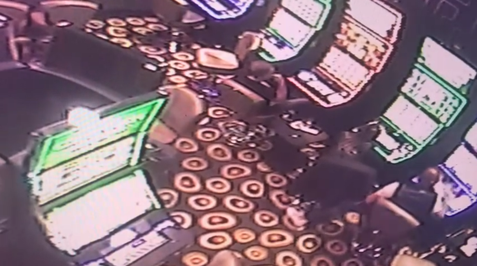 Momentul în care un bărbat îi fură unui neamț din geacă 58.000 de euro, într-un cazinou din București. Totul a fost filmat