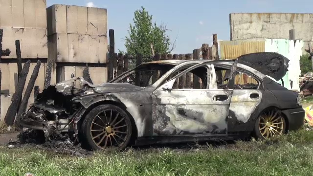 Un tânăr din Neamț a fost reţinut pentru 24 de ore după ce a incendiat mașina fratelui său decedat