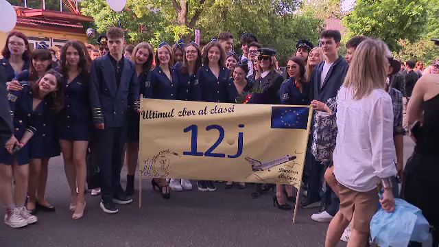 Adolescenții din anii terminali, cu gândul la balurile de sfârșit de an. Pentru petrecere părinții plătesc ca pentru o nuntă