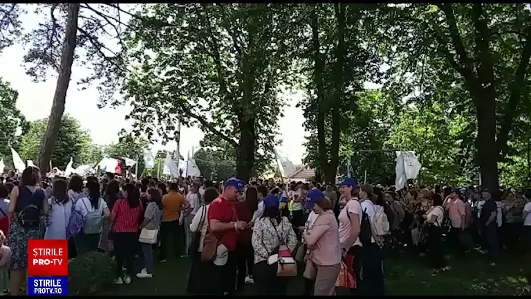 Liderul PSD Marcel Ciolacu, huiduit la el acasă. Deputatul de Buzău a fost întâmpinat cu vuvuzele la cimitir | VIDEO